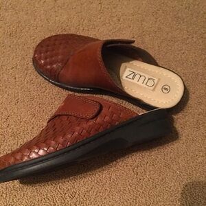 Ladies rich brown clogs